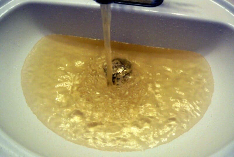 Течет желтая вода из скважины. Что делать и как очистить?